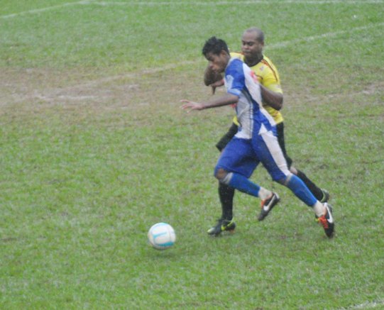 Cesão do Paulistano, faz carga em Marcondes do  Real, após a marcação do penâlti, muita confusão